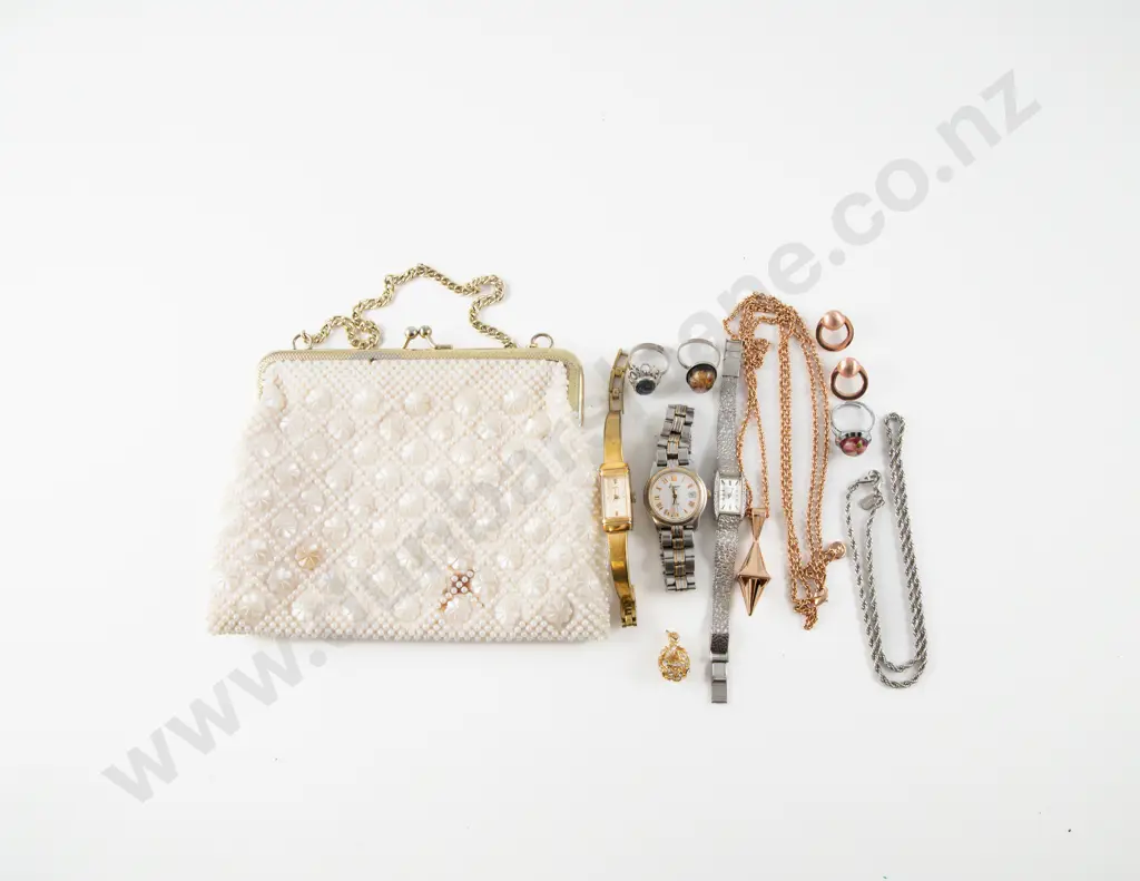 Collection of Assorted Costume Jewellery Image 1++