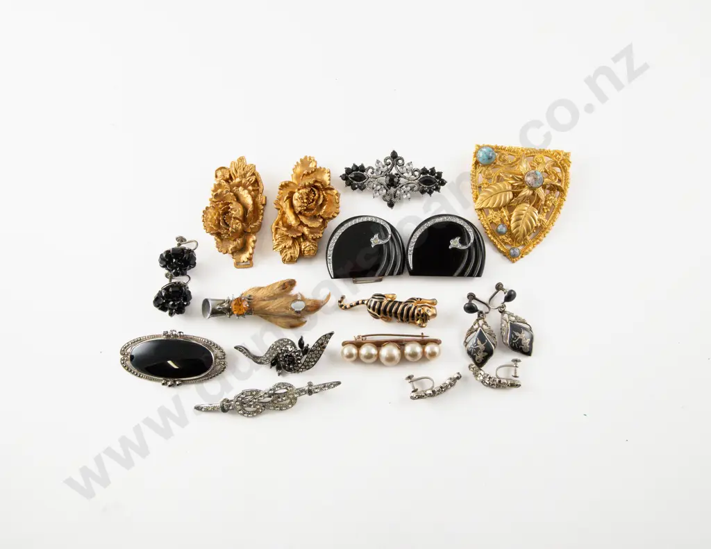 Collection of Assorted Vintage Costume Jewellery Image 1++