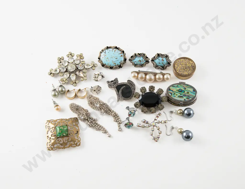 Collection of Assorted Costume Jewellery Image 1++