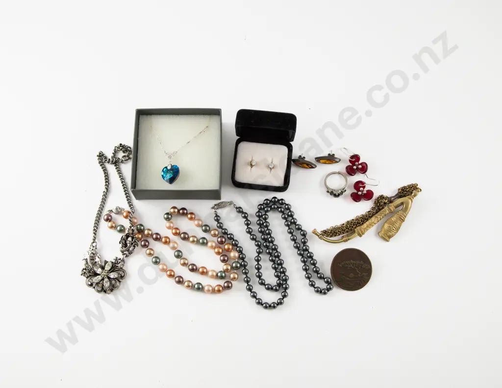 Collection of Assorted S/S and Costume Jewellery Image 1++