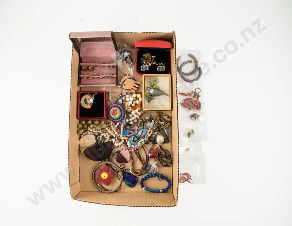 Collection of Assorted Costume Jewellery Image 1++