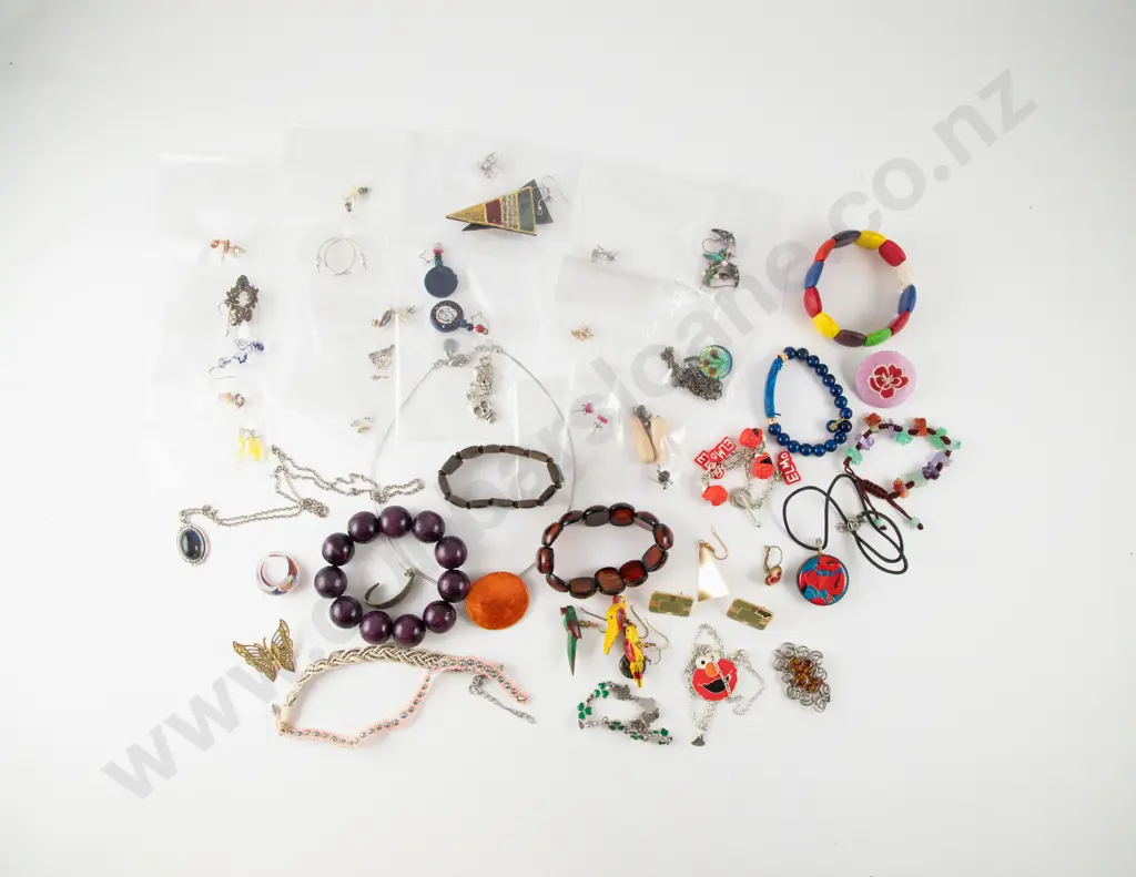 Collection of Assorted Costume Jewellery Image 1++