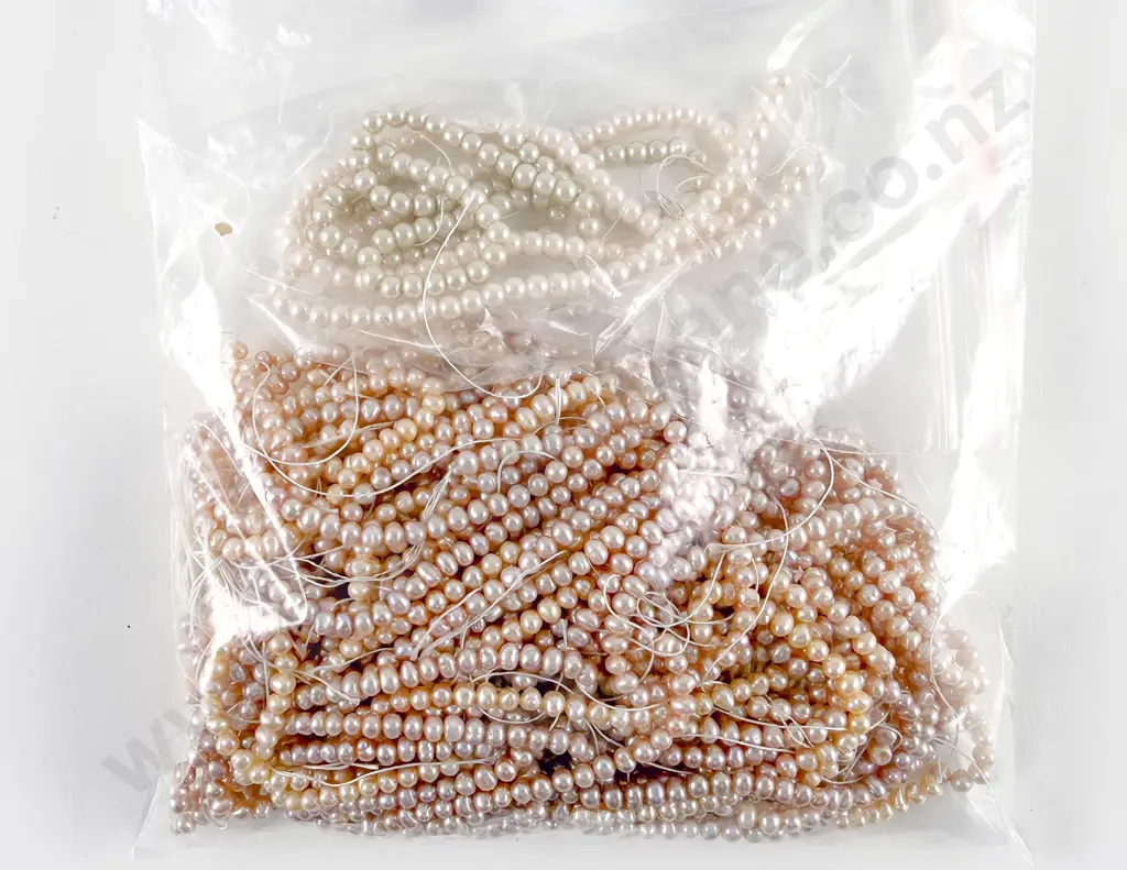 Quantity of Loose Cultured Pearl Beads Image 1++