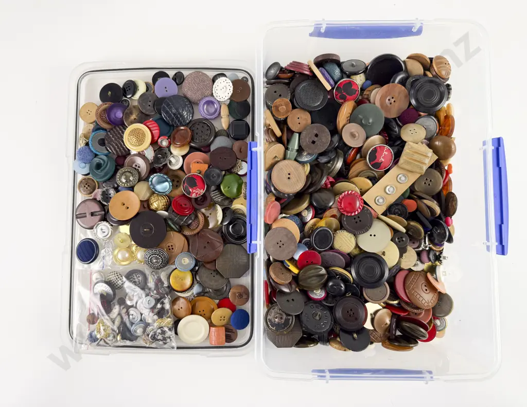 Large Quantity of Vintage Buttons Image 1++