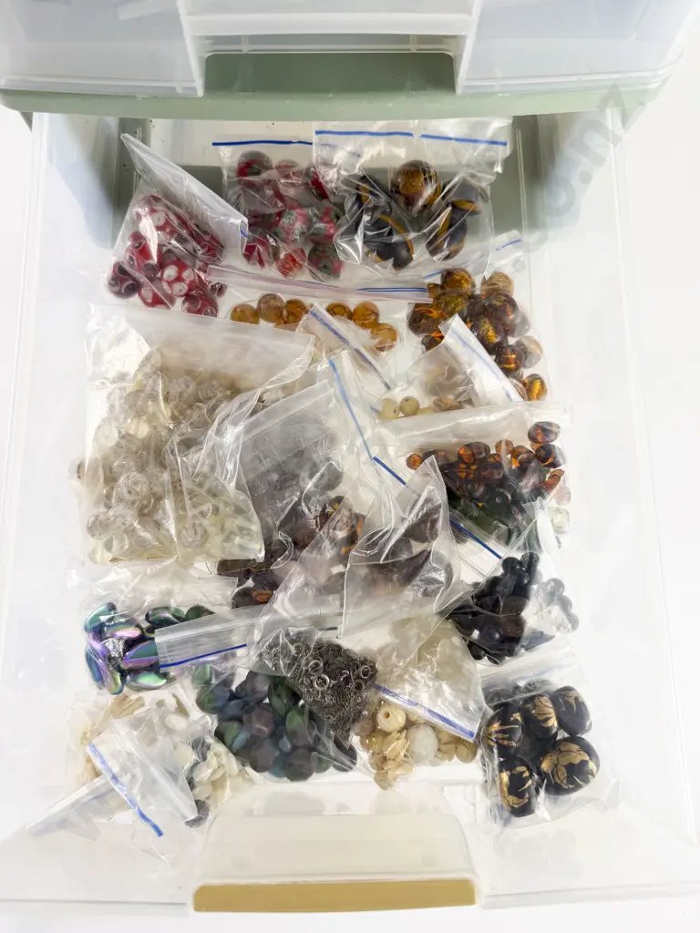 Large Quantity of Vintage and Modern Beads Image 1++