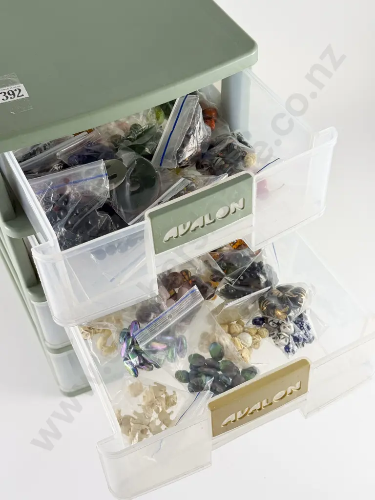 Large Quantity of Vintage and Modern Beads Image 1++