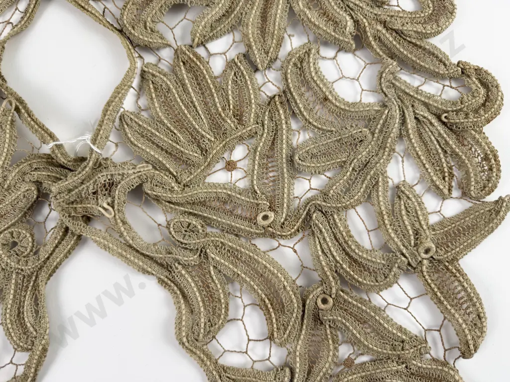 Victorian Linen Lace Collar Image 1++