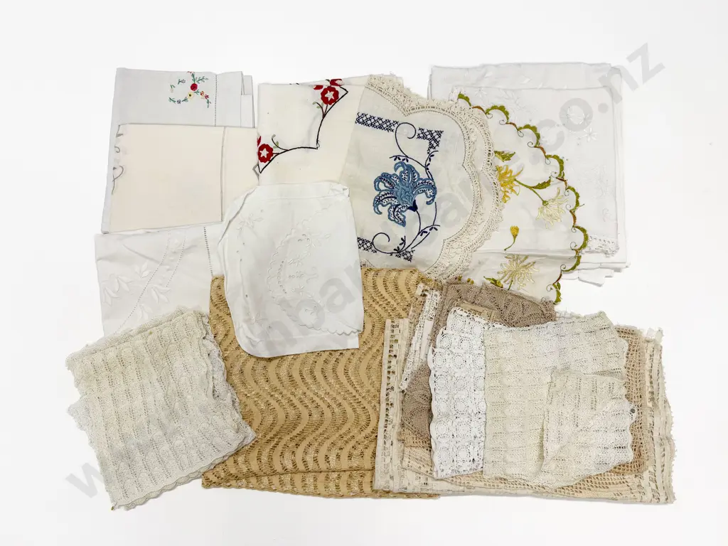 Small Quantity of Vintage Linen Image 1++