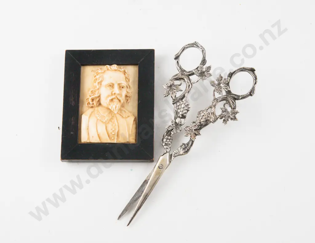 Antique Carved Ivory Portrait Panel of a Elizabethan Gent Image 1++