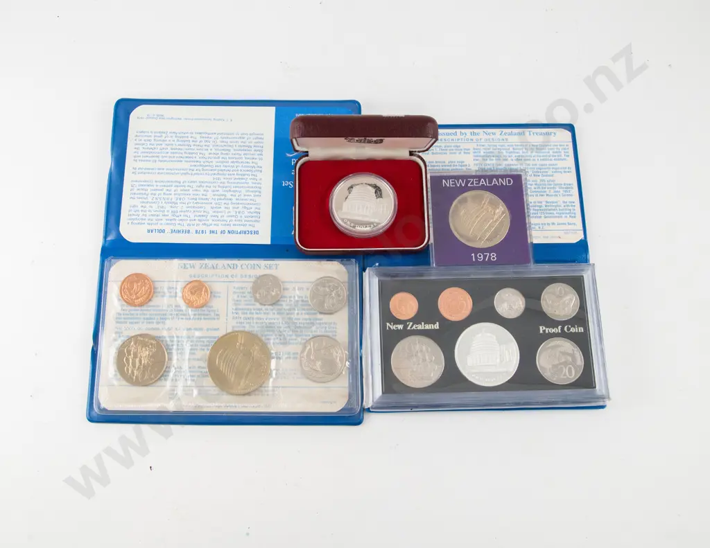 NZ 1978 Proof Silver Dollar with 7pce Unc Coin Set Coin Issue and Unc $1 Image 1++