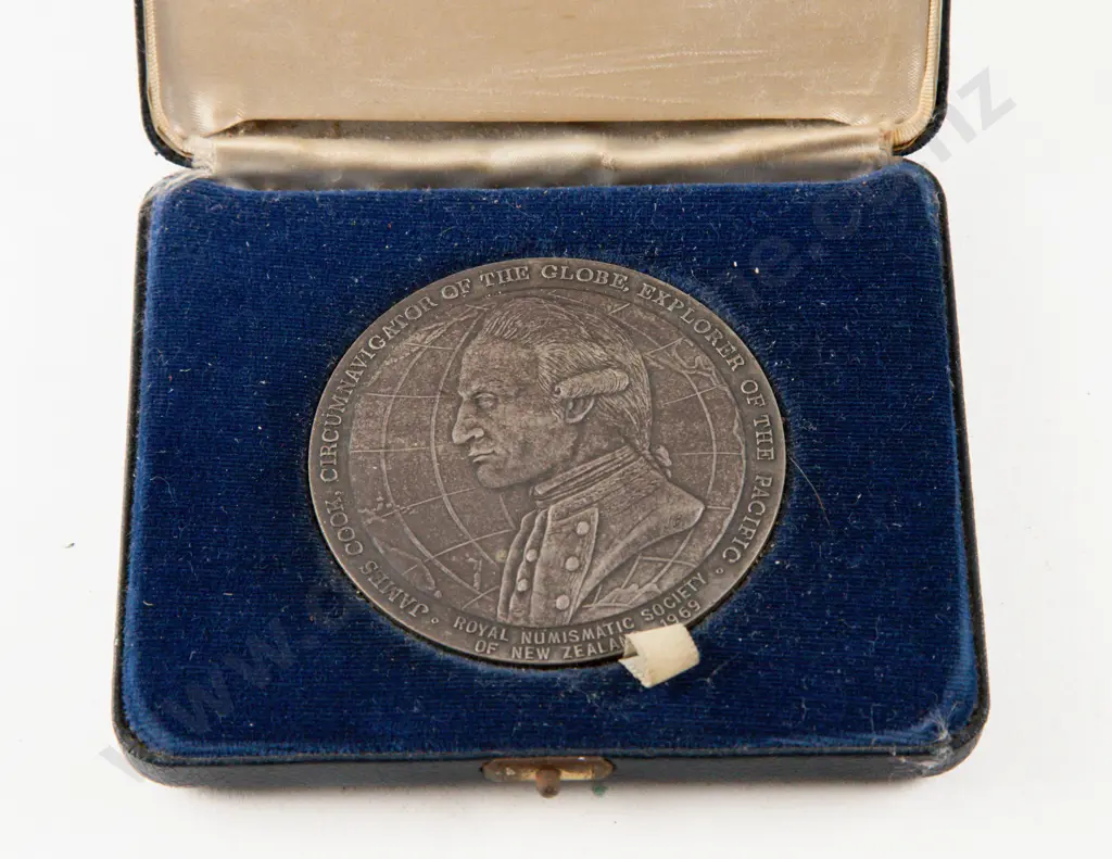 NZ 1969 The Royal Numismatic Society of NZ James Cook Silver Medal Image 1++
