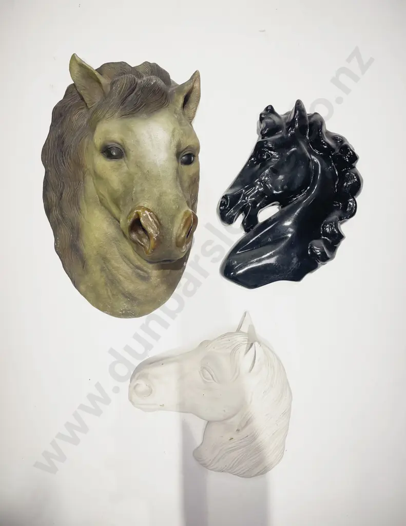 Small Box Quantity of Horse Ornaments Image 1++