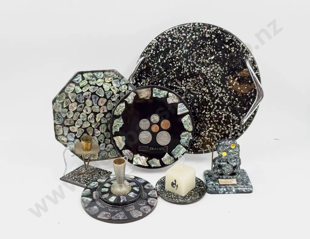 Quantity of Assorted Paua Shell Ornaments & Dishes Etc Image 1++