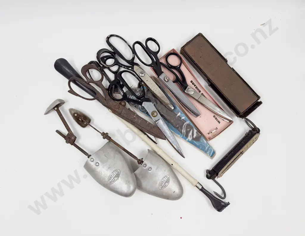 Box Including Quantity Tailor's Scissors & Assorted Vintage Image 1++