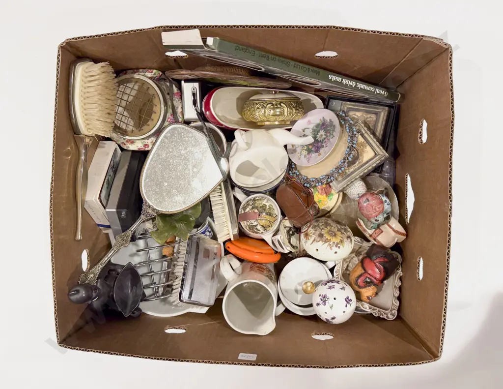 Box of Assorted China & Ornaments Image 1++