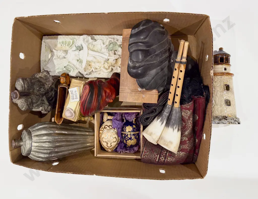 Box of Assorted Decorative Ornaments Etc Image 1++