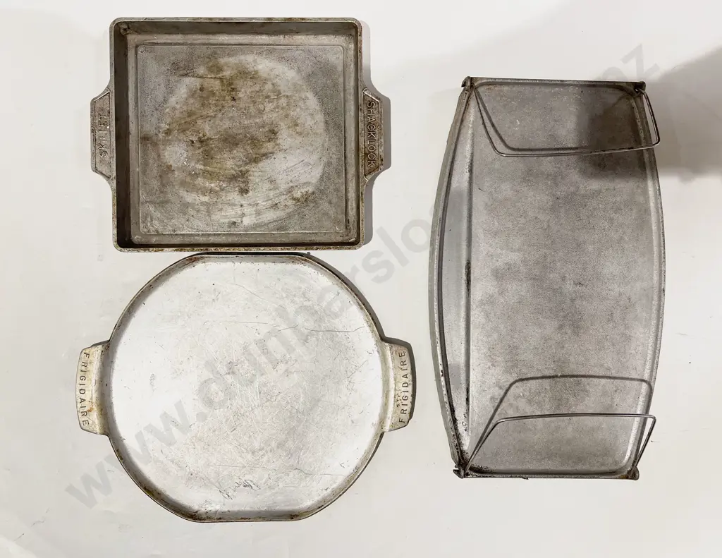 Box of Assorted Vintage Kitchenware Image 1++