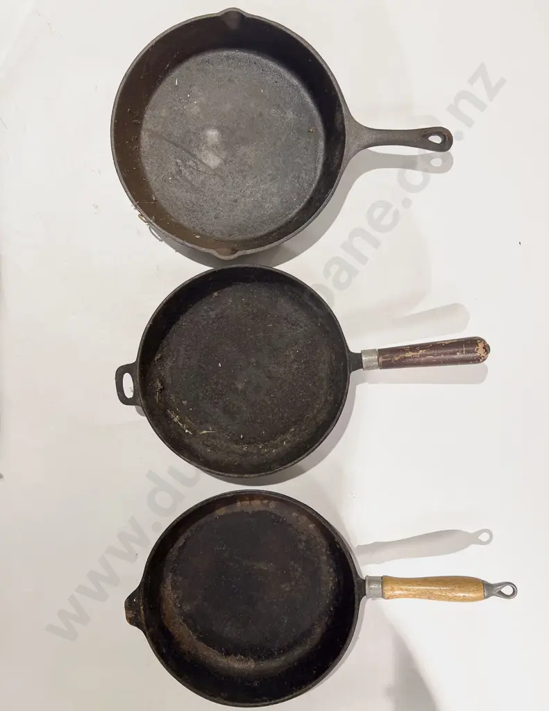 Box of Assorted Vintage Kitchenware Image 1++