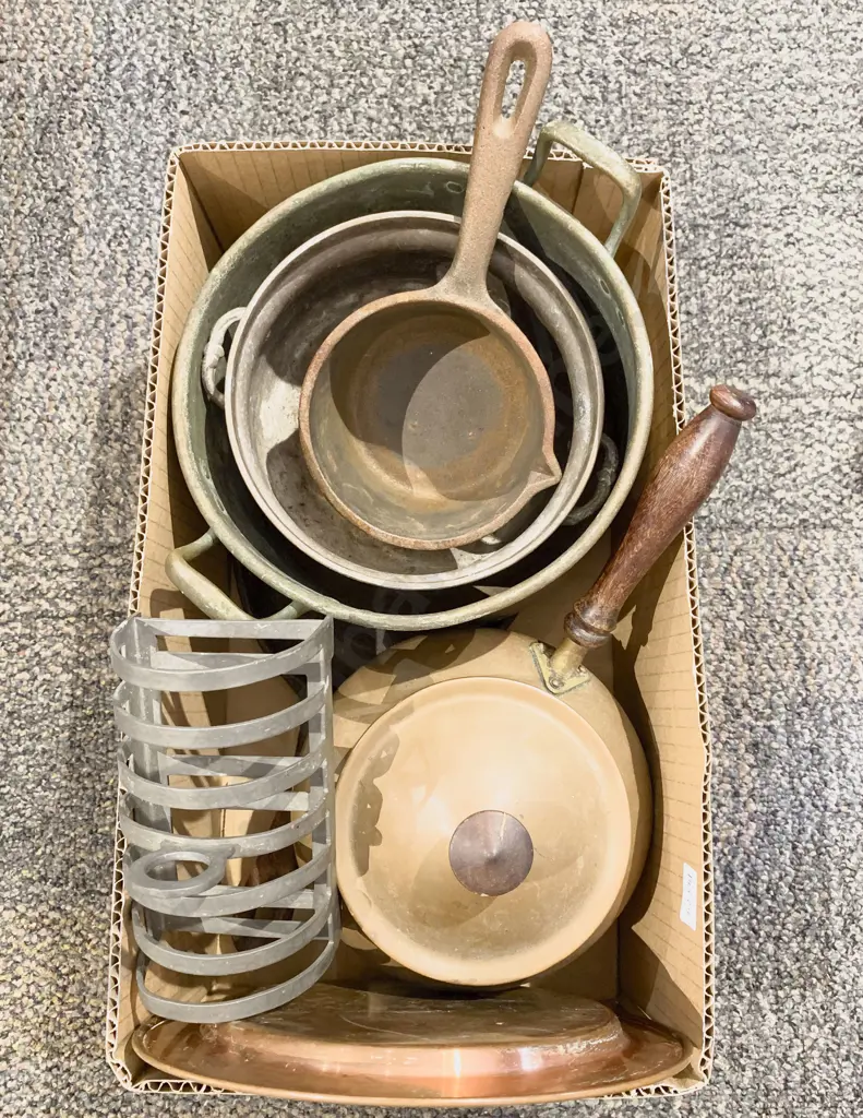 Box of Assorted Vintage Metalware Image 1++