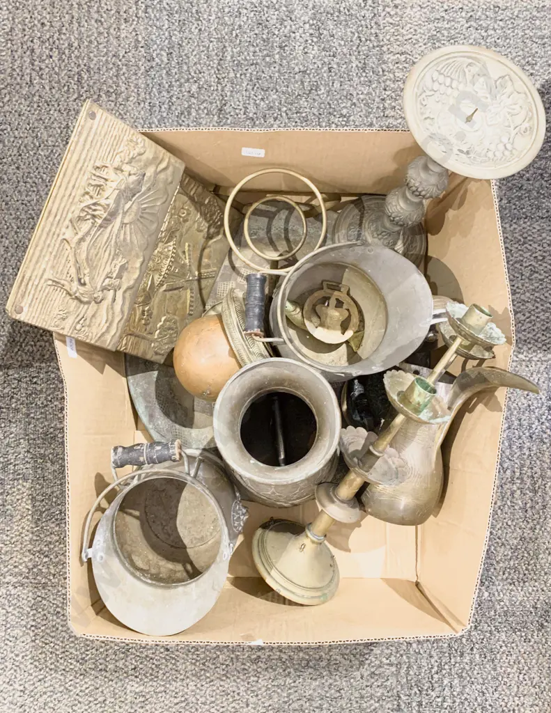 Box of Assorted Vintage Metalware Image 1++