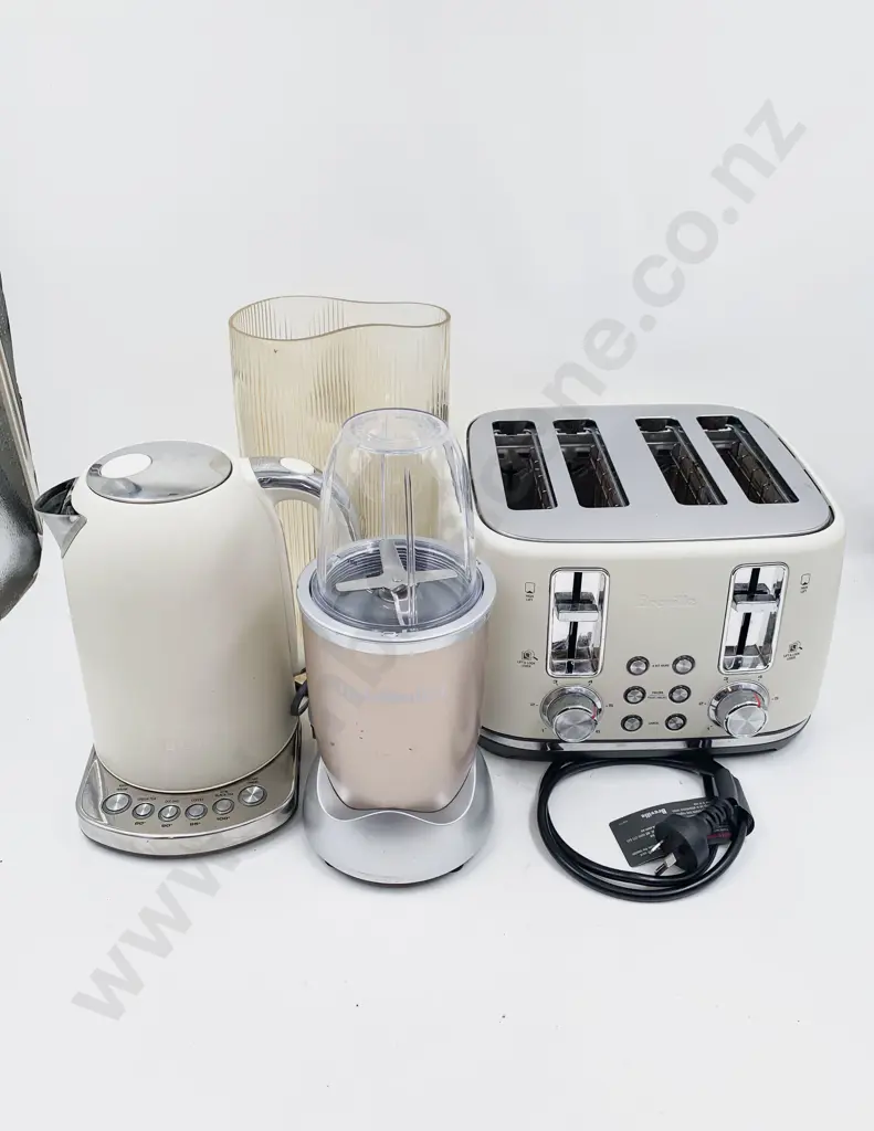 Breville Four Slice Toaster Together with Matching Kettle & Nutribullet Image 1++