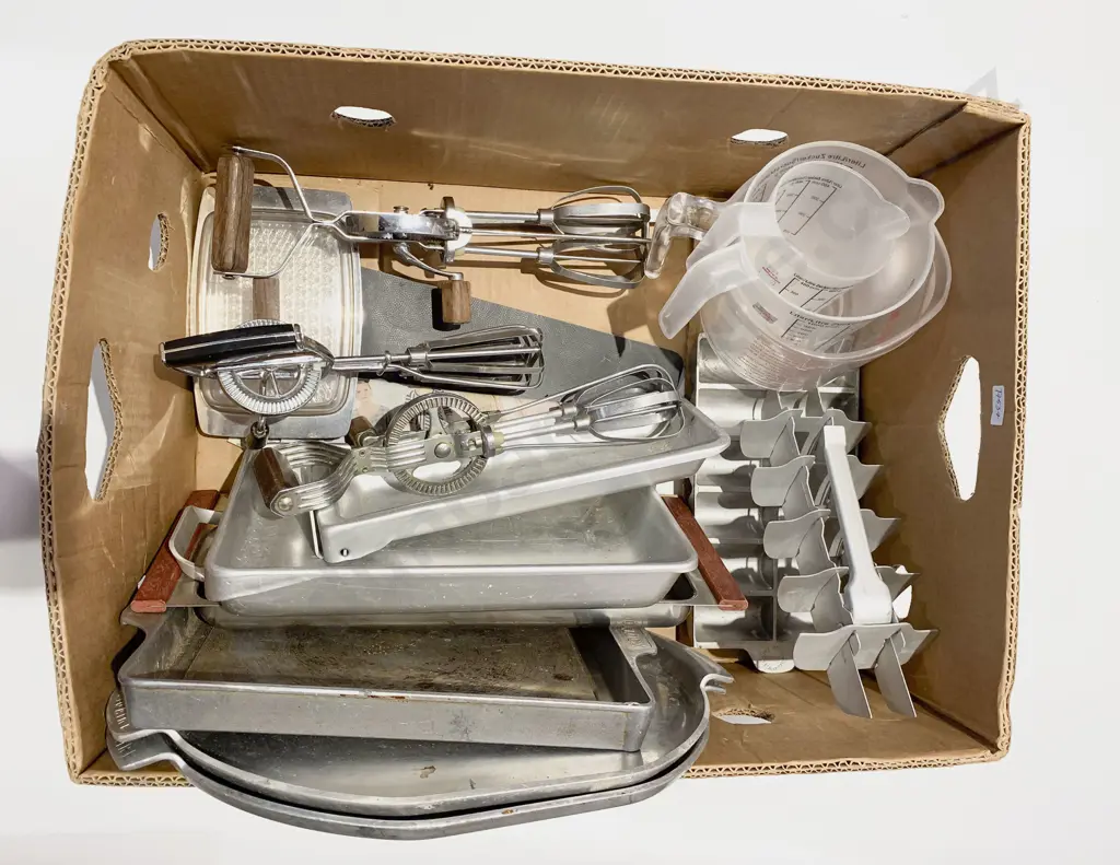 Box of Assorted Kitchenalia Image 1++