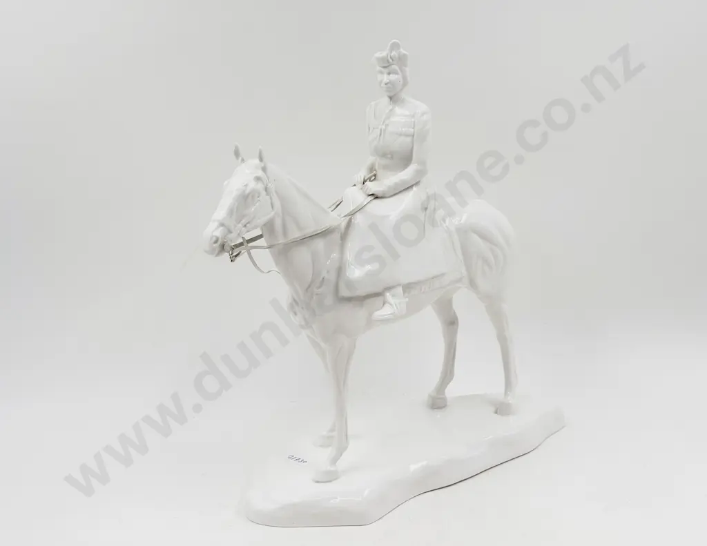 The Heritage Collection Porcelain Group Figure "H. M. The Queen - Trouping the Colour" Image 1++