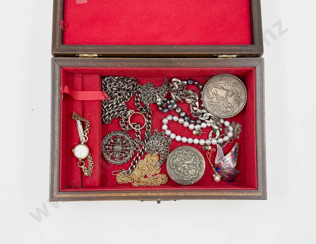 Small Quantity of Assorted Costume Jewellery in Jewellery Box Image 1++