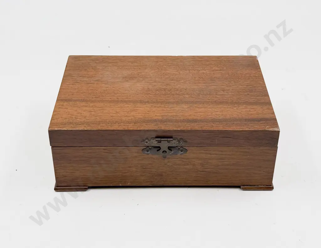 Small Quantity of Assorted Costume Jewellery in Jewellery Box Image 1++