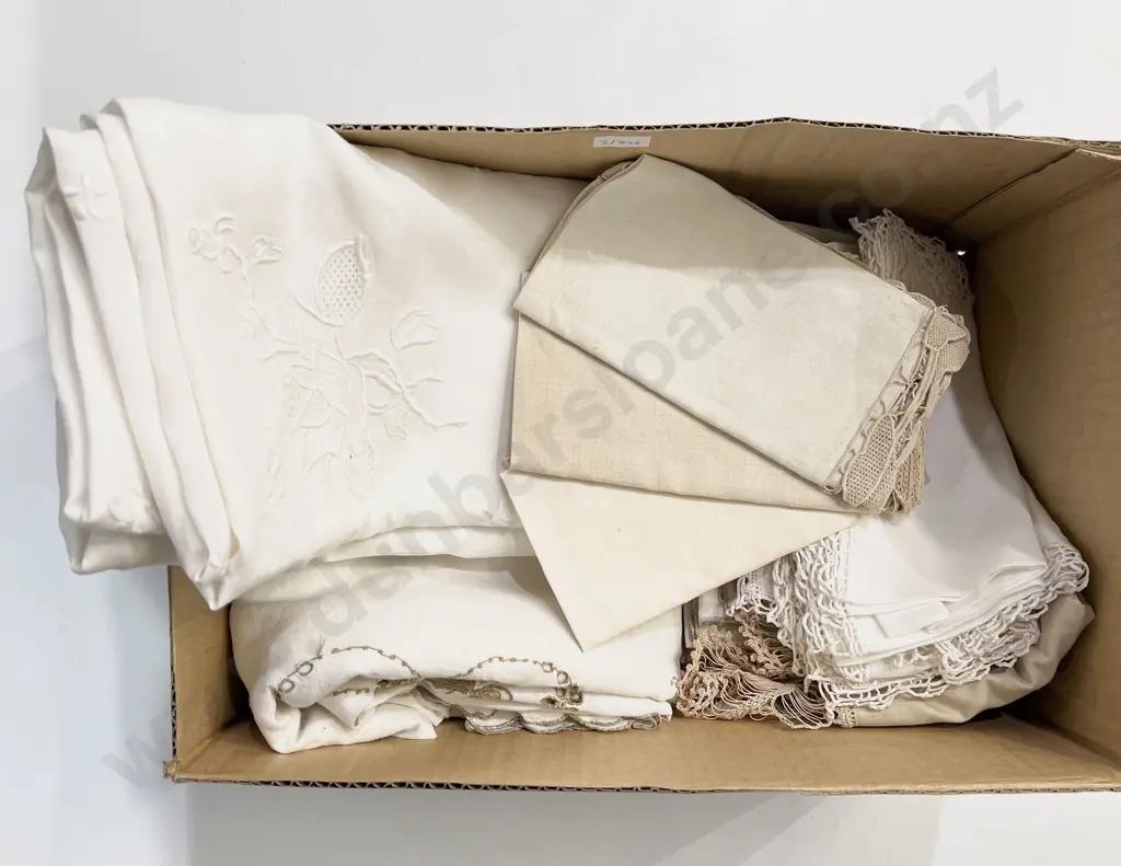 Qty of Assorted Vintage Linen Image 1++