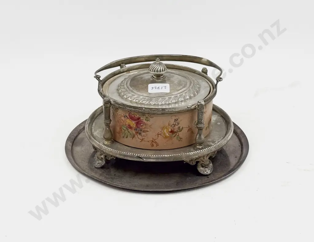 Ceramic/S/P Lidded Dish with Footed Tray to Base Image 1++