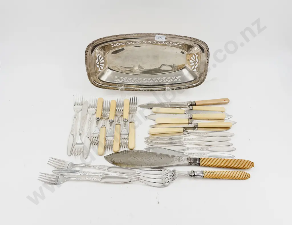 Small Qty of Assorted cutlery including Mostly Bone Handled Image 1++