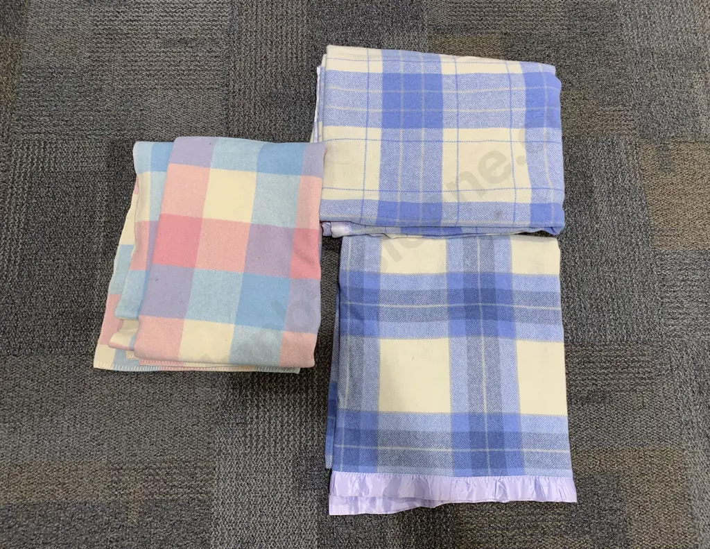 Two Pairs of NZ Woollen Blankets Image 1++