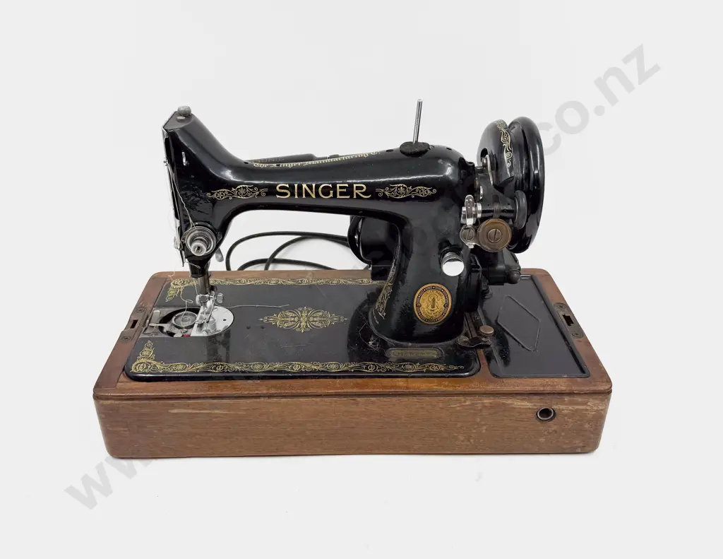 Singer Sewing Machine in Case Image 1++