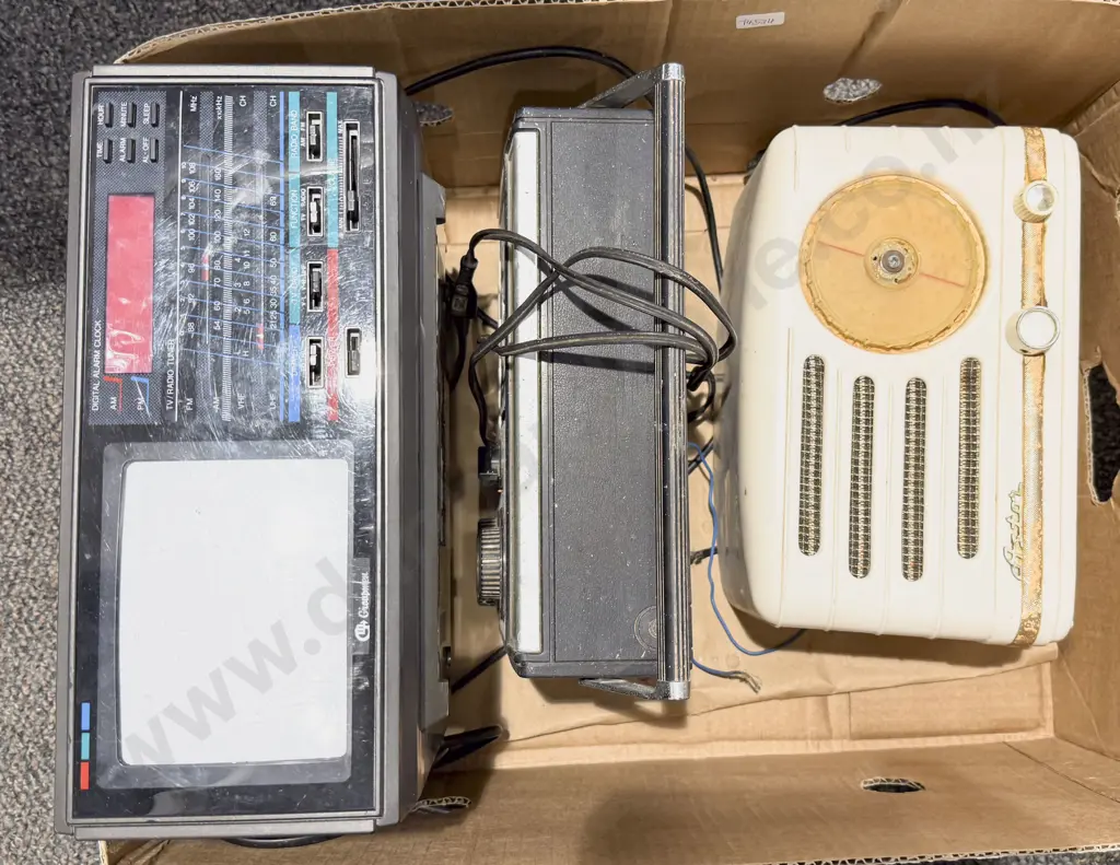 Box of Assorted Vintage Electronics Image 1++