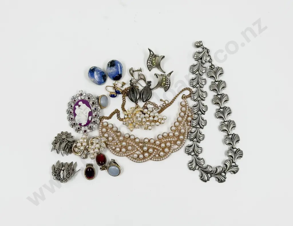 Collection of Assorted Costume Jewellery Image 1++