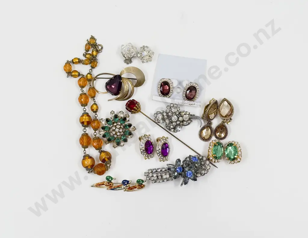 Collection of Assorted Costume Jewellery Image 1++