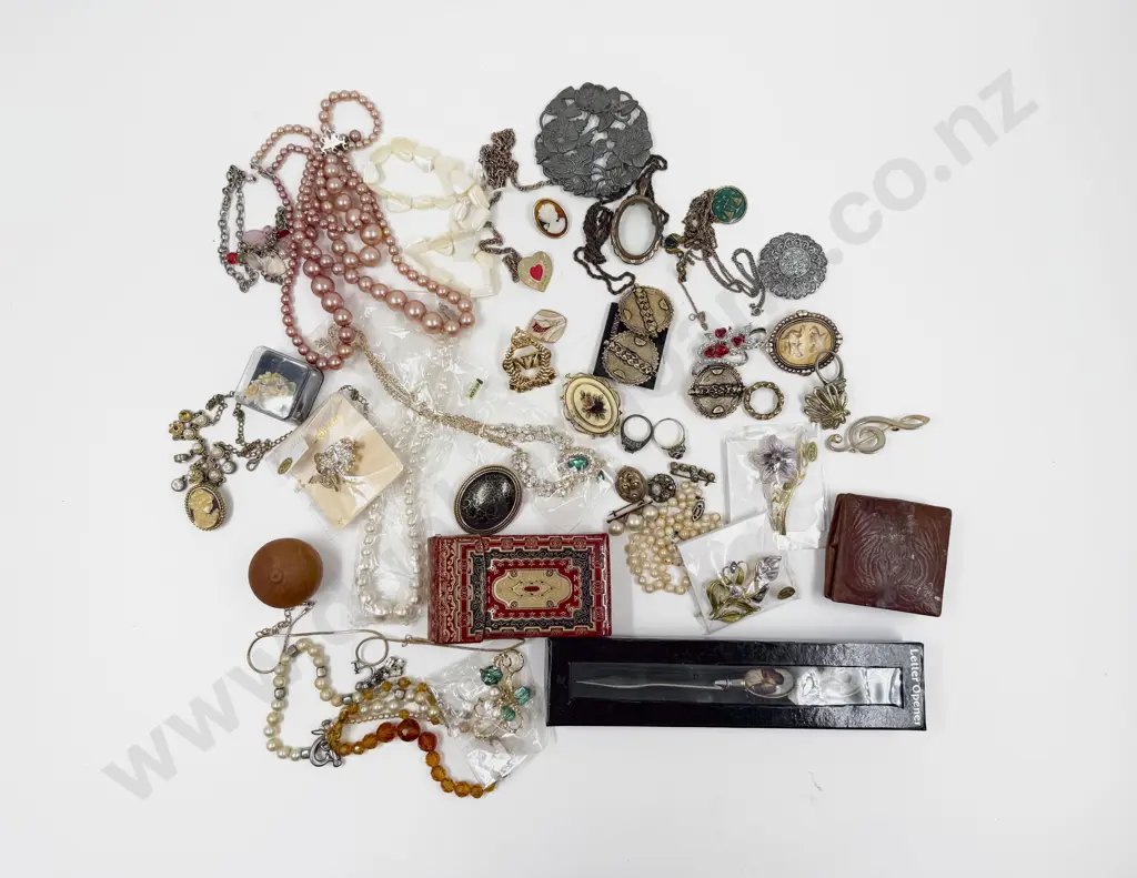Collection of Assorted Costume Jewellery Image 1++