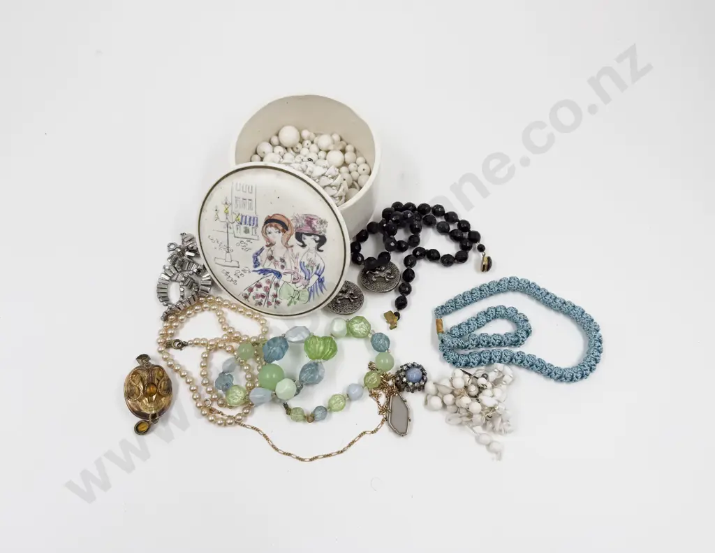 Collection of Assorted Costume Jewellery and Beads Image 1++