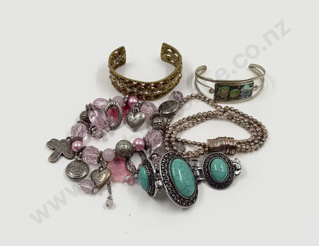 Collection of Assorted Costume Jewellery Image 1++