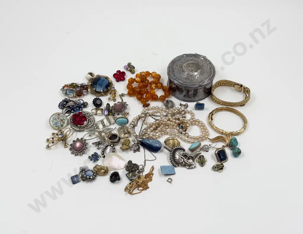 Collection of Assorted Costume Jewellery Image 1++
