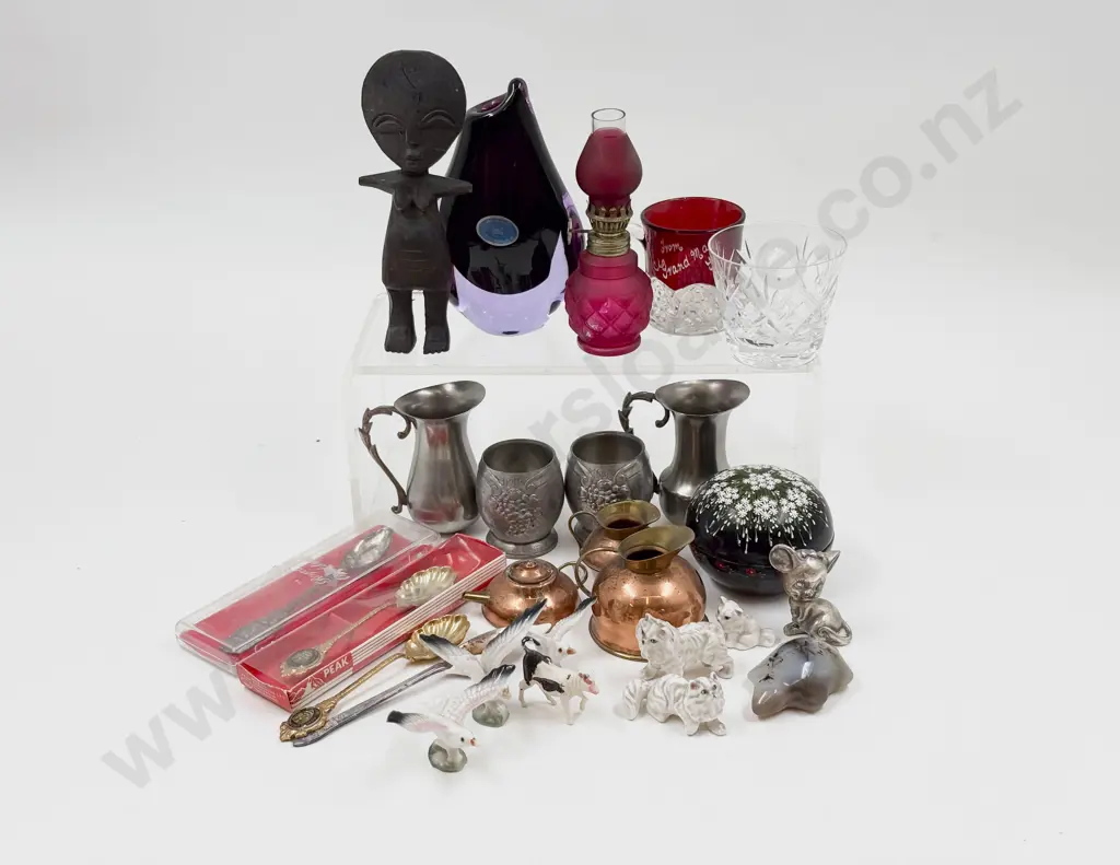 Small Quantity of Assorted Including Art Glass Vase Image 1++