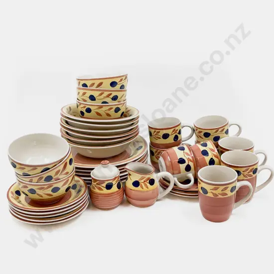 Quantity of Modern Kitchen Crockery