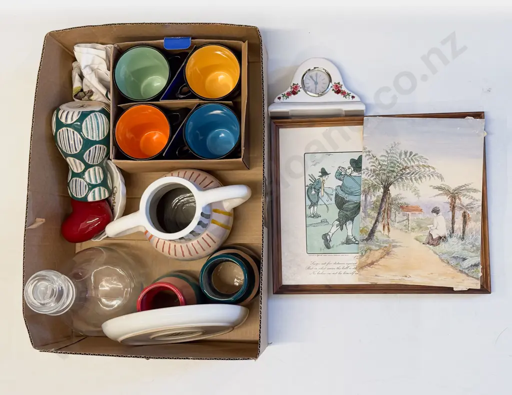 Box Quantity of Assorted Decorative Vases together with As New Coffee Mugs etc Image 1++