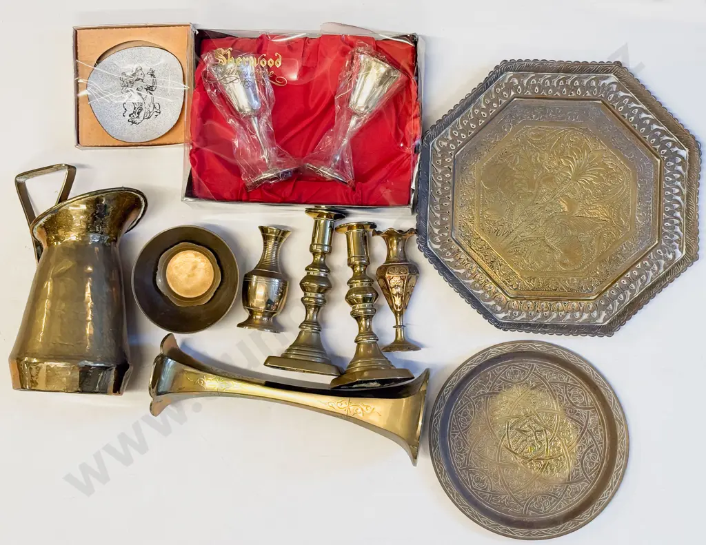 Box Quantity of Assorted Brass Ware etc Image 1++