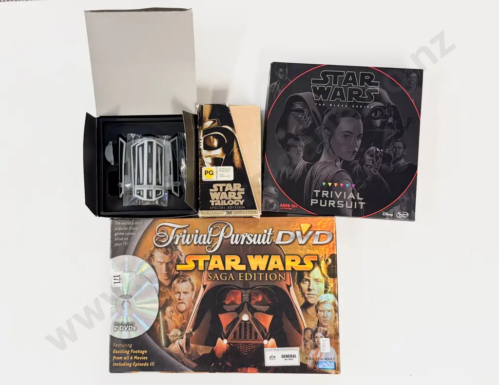 Quantity of Assorted Star Wars Collectibles etc Image 1++