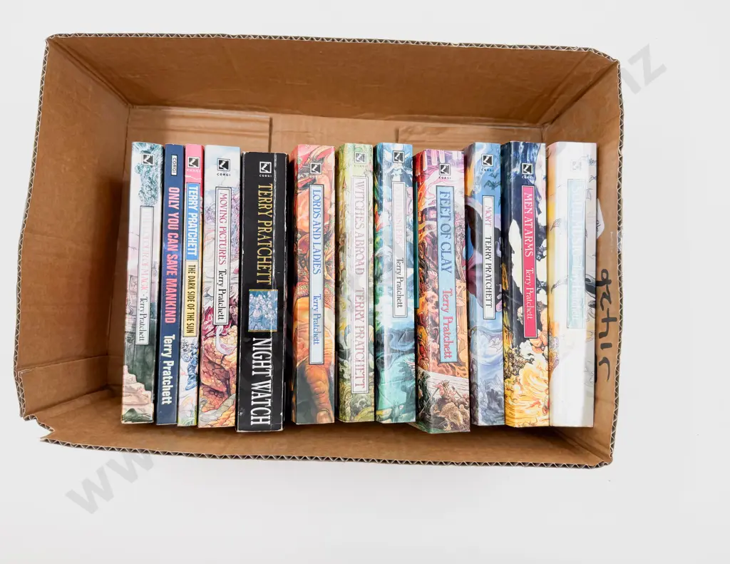 Twelve Assorted Terry Pratchett Books Image 1++