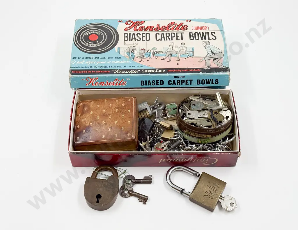 Henselite Junior Carpet Bowl Set together with Assorted Vintage Keys and Locks Image 1++