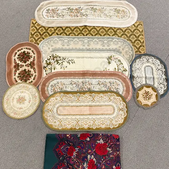 Quantity of Assorted Decorative Table Mats etc