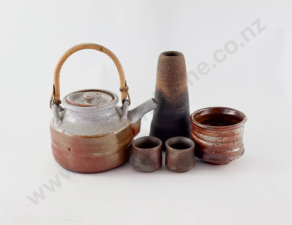 Five Pieces of Assorted NZ Pottery Image 1++